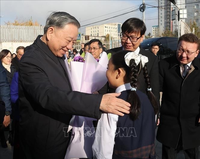 Máximo dirigente vietnamita visita escuela Ho Chi Minh en Mongolia