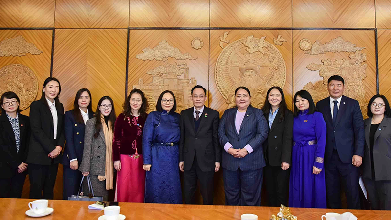 El secretario del Comité Central del Partido Comunista de Vietnam (PCV) y jefe de su Comisión de Relaciones Exteriores, Le Hoai Trung; la vicepresidenta del Partido Democrático de Mongolia, Batchimeg, y otros delegados. (Foto: VNA)