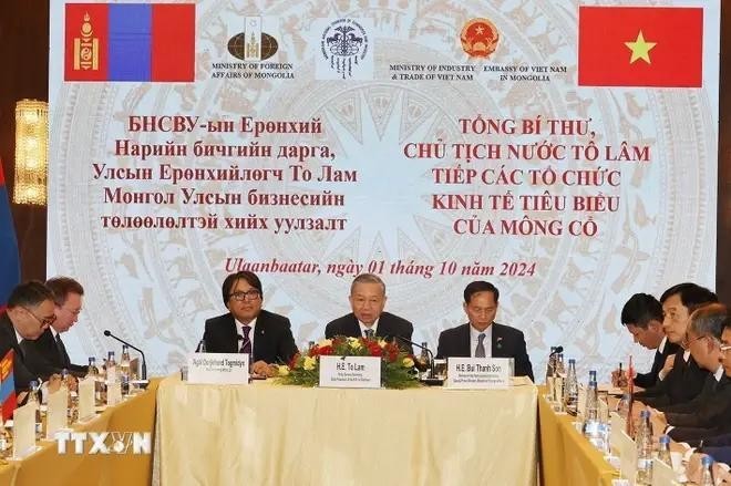 En el encuentro entre el secretario general del Partido Comunista y presidente de Vietnam, To Lam, y representantes de organizaciones económicas destacadas de Mongolia. (Foto: VNA)