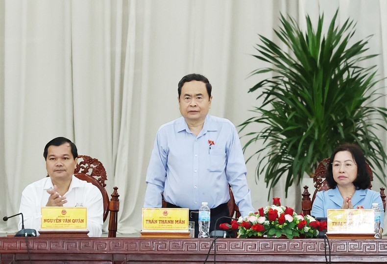 El presidente de la Asamblea Nacional de Vietnam, Tran Thanh Man, se reúne con los votantes de la provincia de Hau Giang.