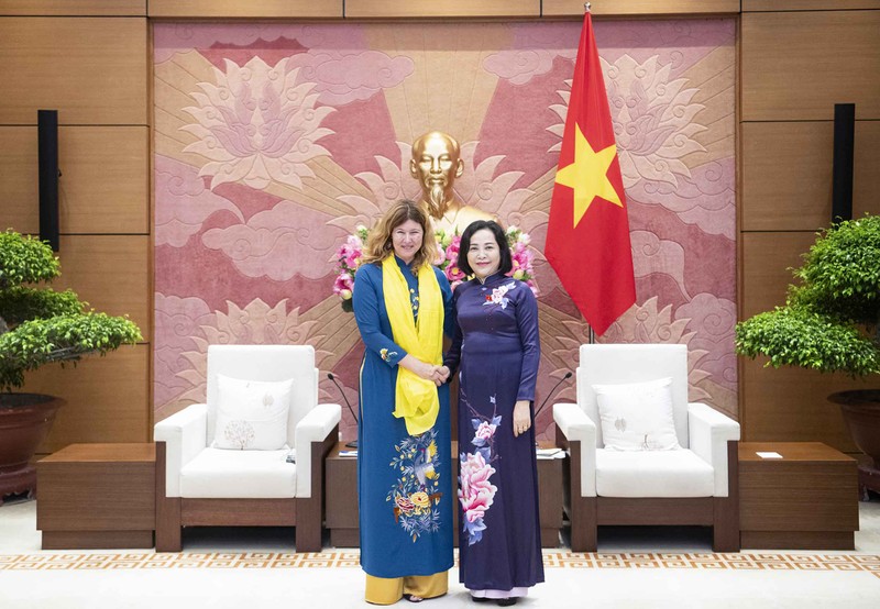 La vicepresidenta de la Asamblea Nacional de Vietnam, Nguyen Thi Thanh (derecha), y la representante de Unicef en Vietnam, Silvia Danailov. (Foto: quochoi.vn)