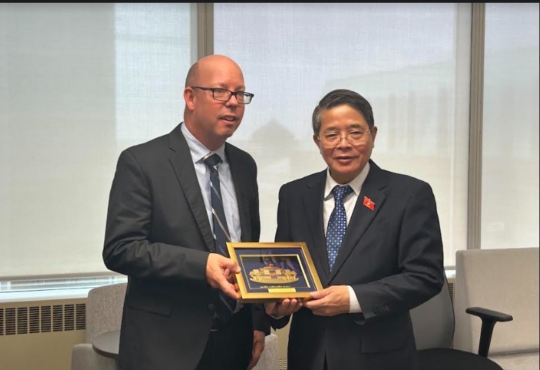 La vicepresidenta de la Asamblea Nacional, Nguyen Duc Hai, entrega regalos a representante de la Auditoría de Canadá. (Foto: VNA)