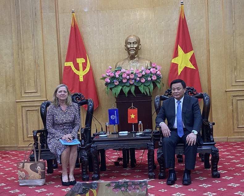 El miembro del Buró Político, director de la Academia Nacional de Política Ho Chi Minh y presidente del Consejo Teórico Central, Nguyen Xuan Thang, recibe a la directora del Banco Mundial en Vietnam, Mariam Sherman. (Foto: Nhan Dan)