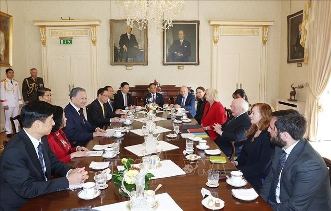 En las conversaciones entre el secretario general del Partido Comunista y presidente de Vietnam, To Lam, y el presidente de Irlanda, Michael Higgins (Foto: VNA)