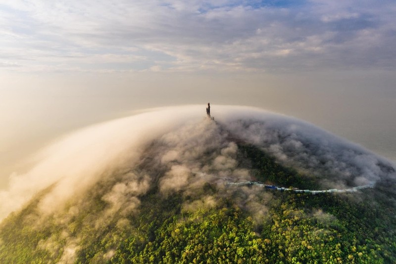 La montaña Ba Den, conocida como "la primera montaña celestial" (Foto: VNA)