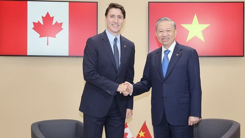 El secretario general del Partido Comunista de Vietnam y presidente de Estado, To Lam (derecha), se reúne con el primer ministro canadiense, Justin Trudeau. (Foto: VNA)