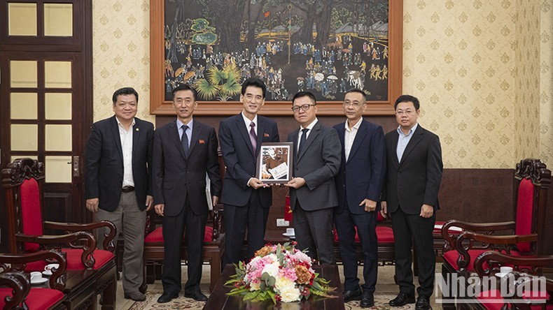 El embajador norcoreano en Vietnam, Ri Sung Guk, recibe un regalo de recuerdo entregado por el periódico Nhan Dan. 