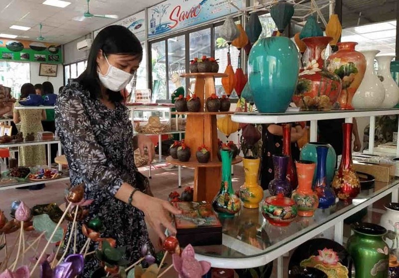 Una turista contempla los productos de laca de Ha Thai (Foto: hanoimoi.com.vn)