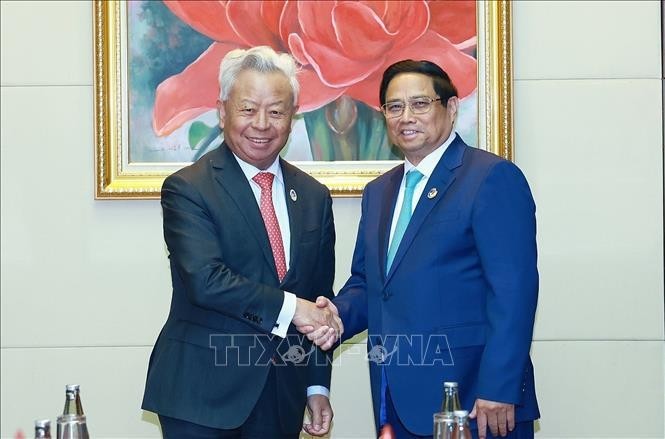 El primer ministro de Vietnam, Pham Minh Chinh (en la derecha), y el presidente del AIIB, Jin Liqun. (Foto: VNA)