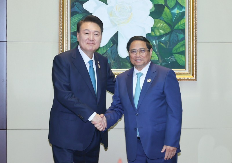 El primer ministro vietnamita, Pham Minh Chinh, con el presidente surcoreano, Yoon Suk Yeol. (Foto: VNA)