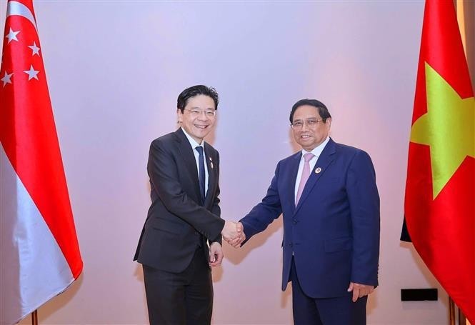 El primer ministro vietnamita, Pham Minh Chinh, y su homólogo singapurense, Lawrence Wong. (Foto: VNA)