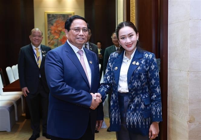 El primer ministro de Vietnam, Pham Minh Chinh, sostiene el 9 de octubre en Vientián, Laos, un encuentro con su homóloga tailandesa, Paetongtarn Shinawatra. (Foto: VNA)