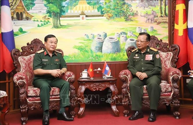 Chansamone Chanyalath, viceprimer ministro y titular de Defensa de Laos, recibe a Hoang Xuan Chien viceministro de Defensa de Vietnam. (Foto: VNA)