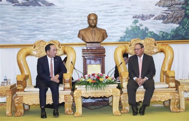 El viceprimer ministro y titular de Seguridad Pública de Laos, Vilay Lakhamphong, recibe al viceministro de Seguridad Pública de Vietnam Tran Quoc To. (Foto: VNA)