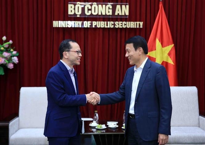 El ministro de Seguridad Pública de Vietnam, coronel general Luong Tam Quang, y el secretario permanente del ministerio del Interior de Singapur, Aubeck Kam. (Foto: VNA)