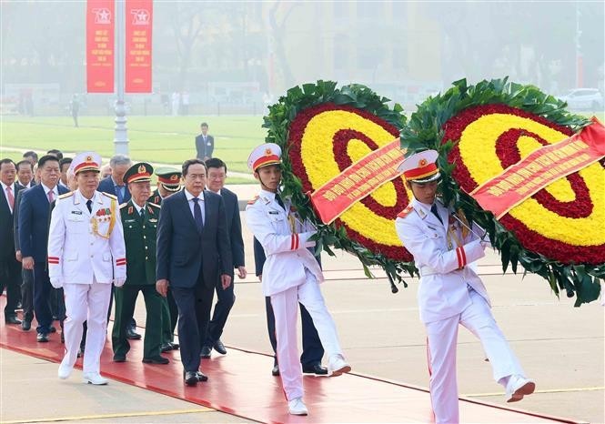 Dirigentes del Partido y el Estado rinden tributo al Presidente Ho Chi Minh. (Foto: VNA)