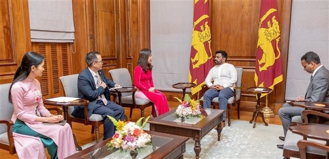 El presidente de Sri Lanka, Anura Kumara Dissanayake, recibe a la embajadora de Hanói en Colombo, Trinh Thi Tam. (Foto: VNA)