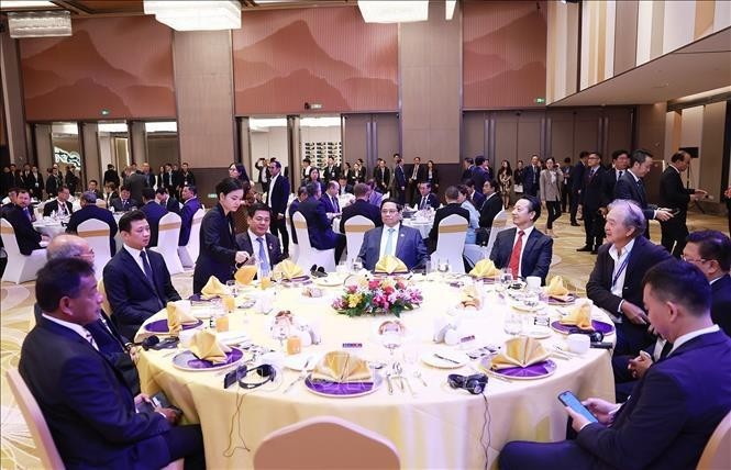 El primer ministro de Vietnam, Pham Minh Chinh, y sus homólogos de Laos, Sonexay Siphandone, y de Camboya, Samdech Thipadei Hun Manet, sostienen un desayuno especial con representantes del Consejo Asesor Empresarial de la Asean. (Foto: VNA)