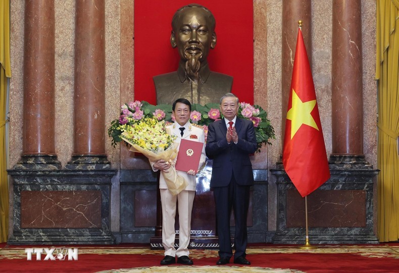 El secretario general del Partido Comunista y presidente de Vietnam, To Lam, entrega la decisión de promoción al rango de general a Luong Tam Quang, ministro de Seguridad Pública. (Foto: VNA)