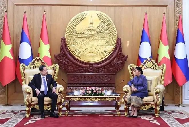 El presidente de la Asamblea Nacional de Vietnam, Tran Thanh Man, y la vicepresidenta de Laos, Pany Yathotou. (Foto: VNA)