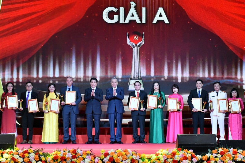 El secretario general del Partido Comunista y presidente de Vietnam, To Lam, y el miembro permanente del Secretariado del Comité Central del Partido, Luong Cuong, entregan premios de primer lugar a los autores. (Foto: Nhan Dan)