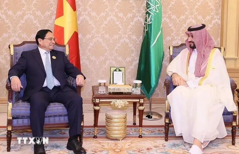 El primer ministro Pham Minh Chinh se reúne con el príncipe heredero y primer ministro de Arabia Saudita, Mohammed bin Salman, en Riad, el 20 de octubre de 2023. (Foto: VNA)