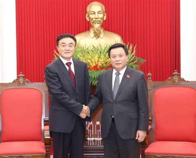 Nguyen Xuan Thang, miembro del Buró Político, presidente del Consejo Teórico Central y director de la Academia Nacional de Política Ho Chi Minh, recibe a Qu Qingshan, miembro del Comité Central del PCCh y director del Instituto de Historia y Literatura del PCCh. (Foto: VNA)