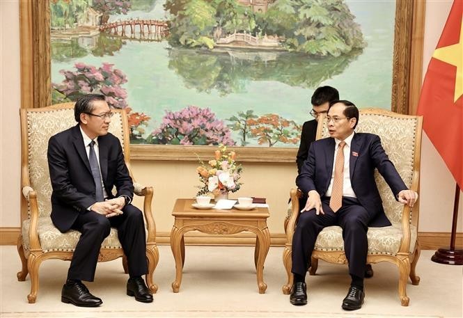 El vicepremier y ministro de Relaciones Exteriores de Vietnam, Bui Thanh Son (derecha), intercambia con el ministro de Energía y Minas de Laos, Phosay Sayasone. (Foto: VNA)