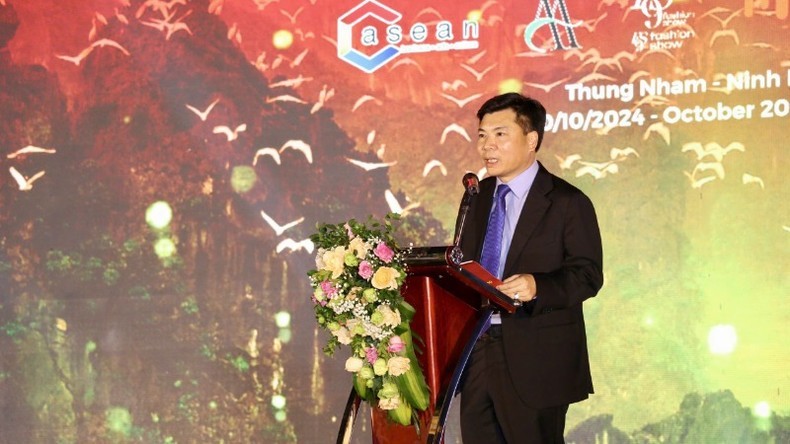 Nguyen Manh Cuong, director del Servicio de Cultura y Deportes de la provincia de Ninh Binh, habla en el evento.