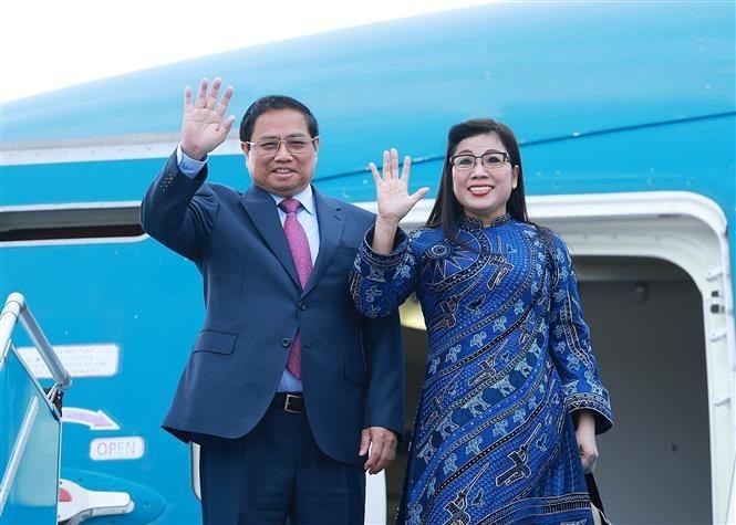 El primer ministro de Vietnam, Pham Minh Chinh, y su esposa parten de Hanói para visitar tres países de Medio Oriente. (Foto: VNA)