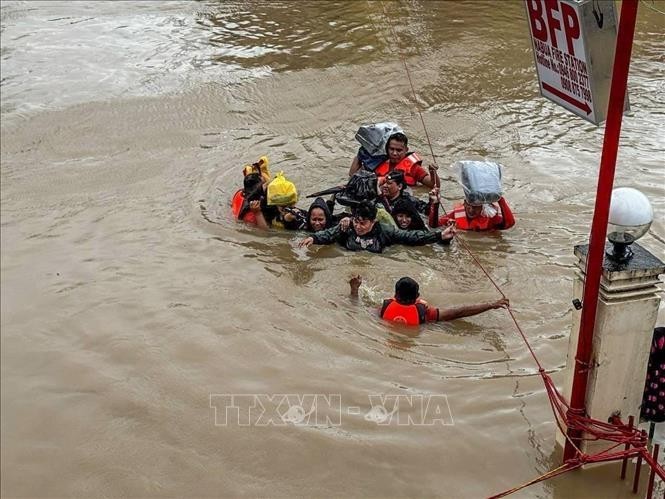 Las inundaciones causados por el tifón Trami en Filipinas (Foto: Xinhua/VNA)