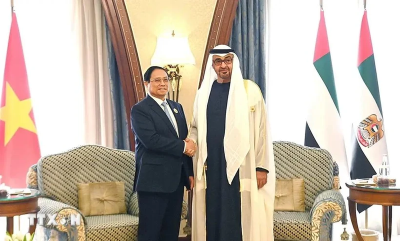 El primer ministro vietnamita, Pham Minh Chinh, se reúnió con el presidente de los Emiratos Árabes Unidos, Mohammed bin Zayed Al Nahyan, durante su visita para asistir a la Cumbre de la Asean y el Consejo de Cooperación del Golfo en Arabia Saudí en 2023. (Foto: VNA)