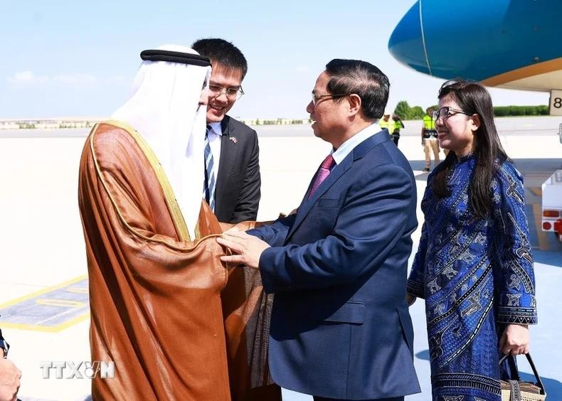 El primer ministro Pham Minh Chinh, su esposa y una delegación de alto nivel de Vietnam, llega al aeropuerto internacional de Zayed, Abu Dhabi. (Foto: VNA)