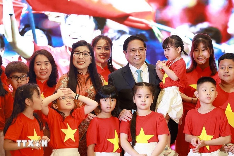 El primer ministro de Vietnam, Pham Minh Chinh, y su esposa se reúne con la comunidad vietnamita en los Emiratos Árabes Unidos. (Foto: VNA)