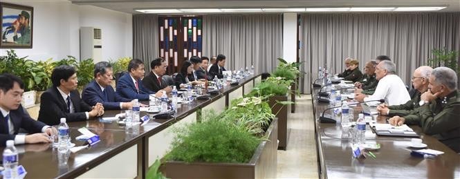 En la reunión entre el coronel general Tran Quoc To, y el teniente general Lázaro Alberto Álvarez Casas (Foto: VNA)