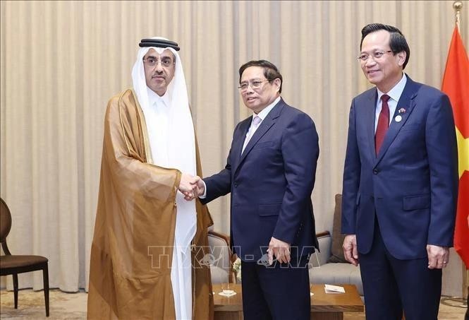 El primer ministro Pham Minh Chinh (centro) recibe al ministro de Trabajo de Catar, Ali bin Saeed bin Samikh Al Marri, en Doha el 31 de octubre. (Foto: VNA)