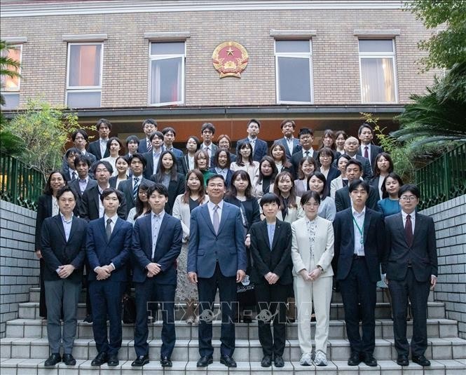 El embajador vietnamita en Japón, Pham Quang Hieu y representantes de las 46 oficinas locales en Tokio (Foto: VNA)