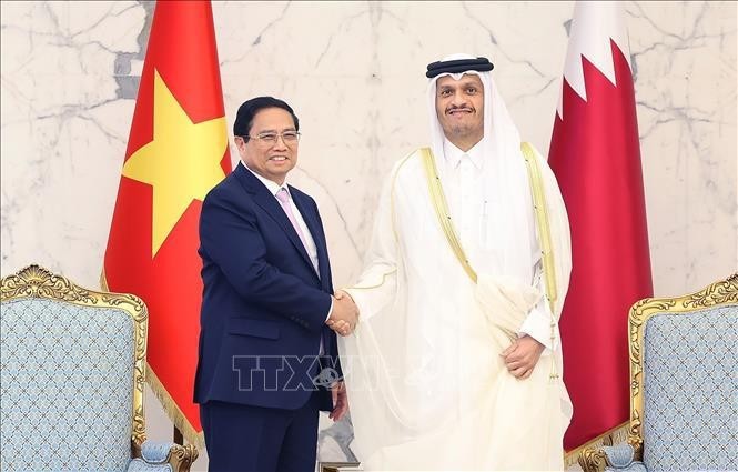 El primer ministro de Vietnam, Pham Minh Chinh, y su homólogo de Catar, Sheikh Mohammed bin Abdulrahman bin Jasim Al-Thani. (Foto: VNA)