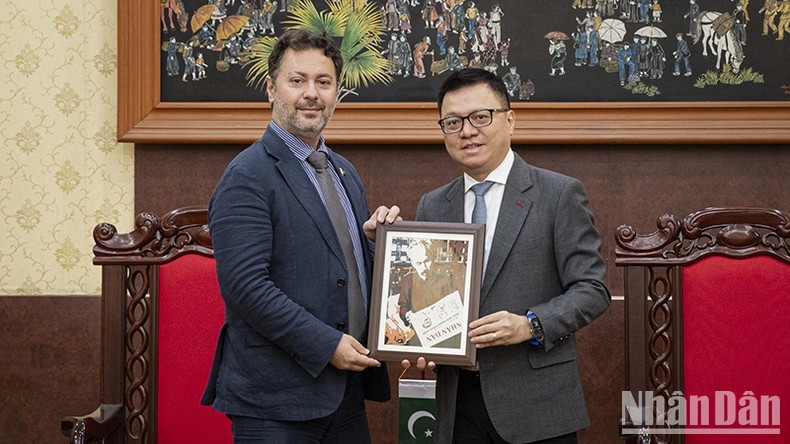 Le Quoc Minh, presidente-editor del periódico Nhan Dan, entrega un regalo a Kohdayar Marri, embajador de Pakistán en Vietnam.