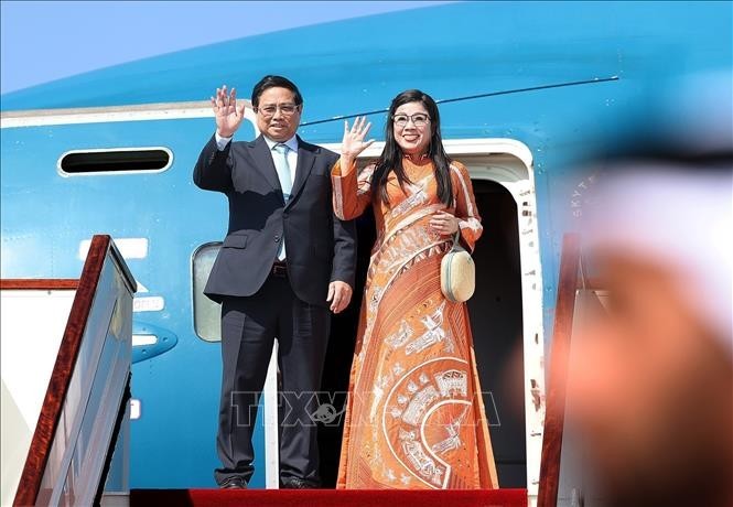 El primer ministro Pham Minh Chinh y su esposa concluyen con éxito visita oficial a Catar.