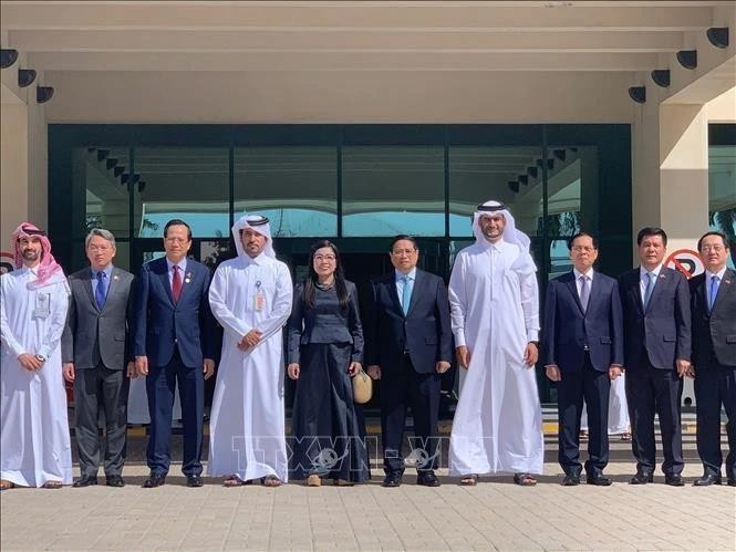 El primer ministro Pham Minh Chinh, su esposa y una delegación vietnamita de alto nivel visitan la ciudad industrial de Ras Laffan, el 1 de noviembre. (Foto: VNA)