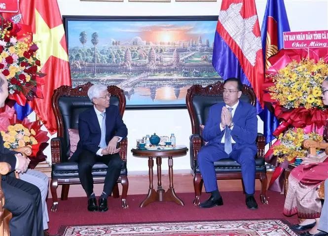 Vo Van Hoan, vicepresidente del Comité Popular de Ciudad Ho Chi Minh, y Chan Sorykan, cónsul general de Camboya en la urbe. (Foto: VNA)