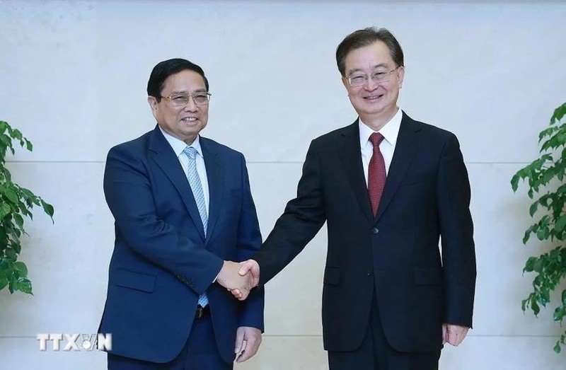 El primer ministro Pham Minh Chinh (izquierda) recibe a Wang Ning, miembro del Comité Central del Partido Comunista de China y secretario de su Comité partidista de la provincia de Yunnan. (Foto: VNA)