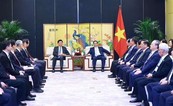 El primer ministro de Vietnam, Pham Minh Chinh, recibe al presidente de la Región Autónoma Zhuang de Guangxi (China), Lan Tianli. (Foto: VNA)