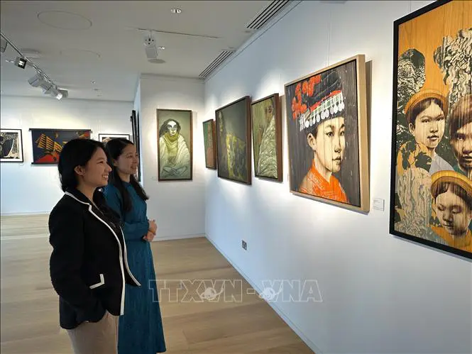 La galería de arte vietnamita Thang Long presenta en la casa de subastas Bonhams una exposición titulada "Una mirada a Vietnam" (Foto: VNA)