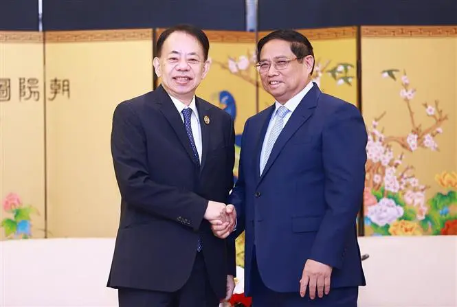 El primer ministro de Vietnam, Pham Minh Chinh (derecha), y el presidente del BAD, Masatsugu Asakawa (Foto: VNA)