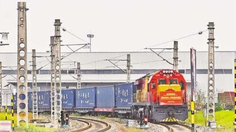 El tren de carga parte de Hanói a Chongqing el 8 de noviembre, transportando 26 TEU de mercancías por un valor de casi 90 millones de yuanes. (Foto: Diario de Chongqing)