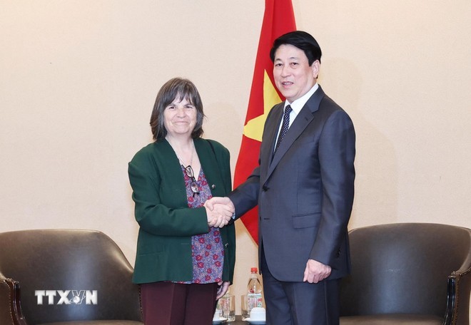 El presidente vietnamita, Luong Cuong, y la presidenta del Instituto Cultural Chile-Vietnam, Patricia Abarzua.