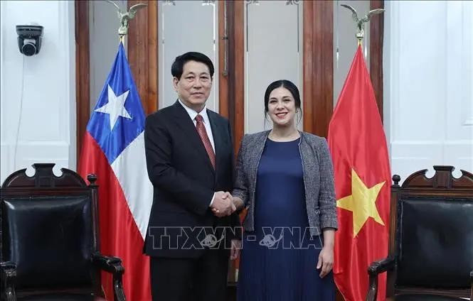 El presidente de Vietnam, Luong Cuong, (I) se reúne con la presidenta de la Cámara de Diputadas y Diputados de Chile, Karol Cariola. (Foto: VNA)