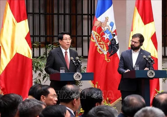 El presidente de Vietnam, Luong Cuong, habla en la reunión con la prensa. (Foto: VNA)